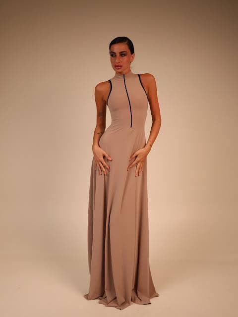 მაქსი კაბა კონტრასტული დეტალებით